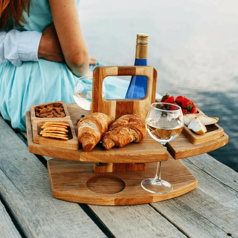 Houten picknicktafel met broodjes naast een persoon buiten