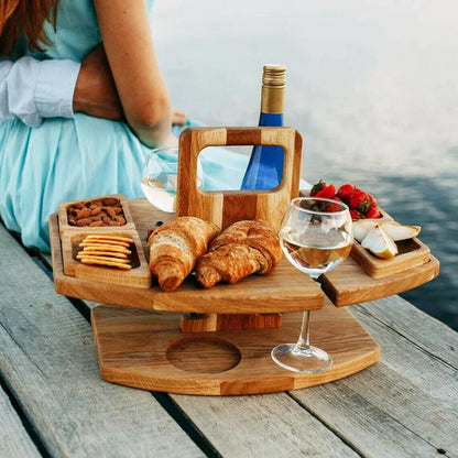 Houten picknicktafel met broodjes naast een persoon buiten