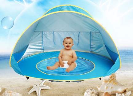 Blauwe strandtent met kind in het ronde watergedeelte op het strand