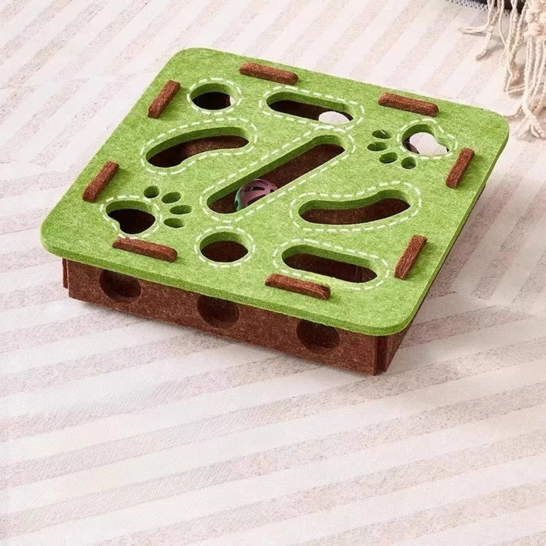 Groene vierkante speelbox schuin van boven gezien