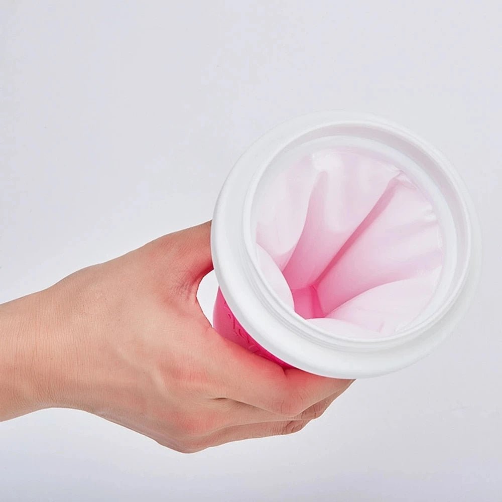 Binnenzijde van een roze slushbeker in een hand