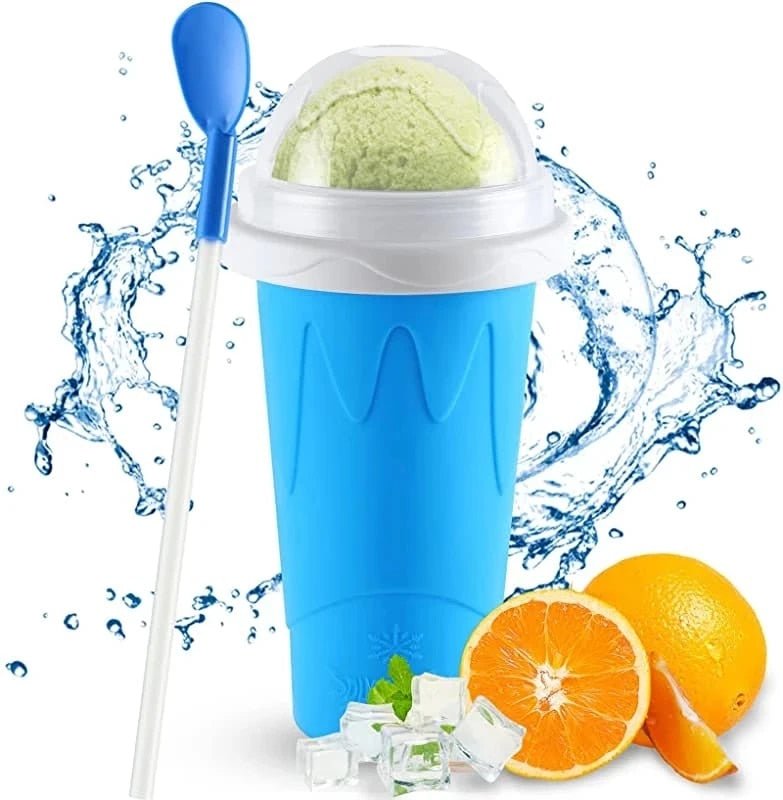 Blauwe slushbeker met transparant deksel, lepel en citrusfruit