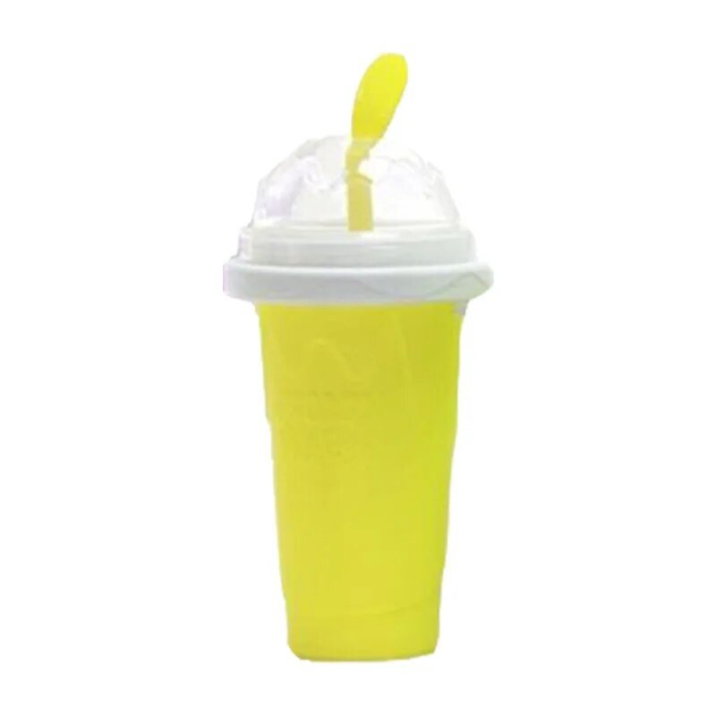 Gele slushbeker met deksel en gele lepel