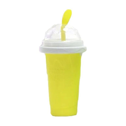 Gele slushbeker met deksel en gele lepel