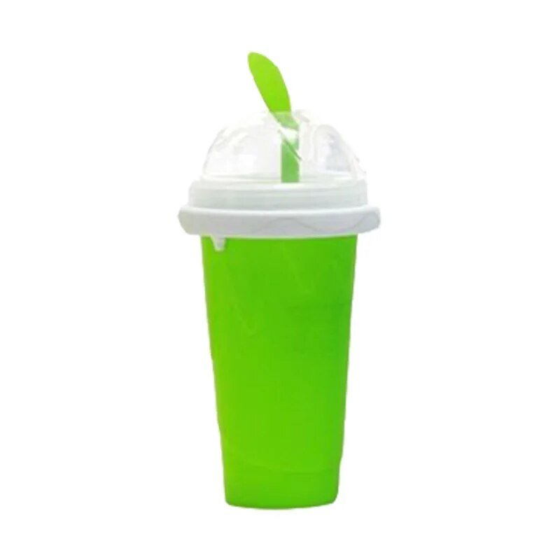 Groene slushbeker met deksel en groene lepel