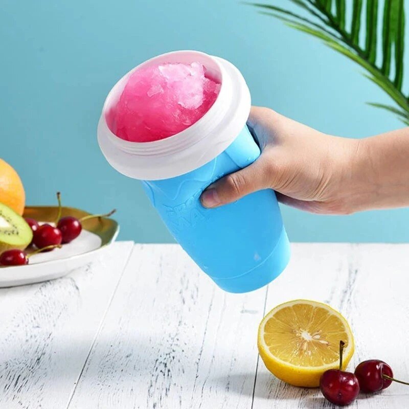 Hand knijpt een blauwe slushbeker met roze ijsdrank