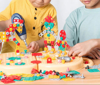 Kinderen gebruiken speelgoedgereedschap bij een beige bouwkoffer