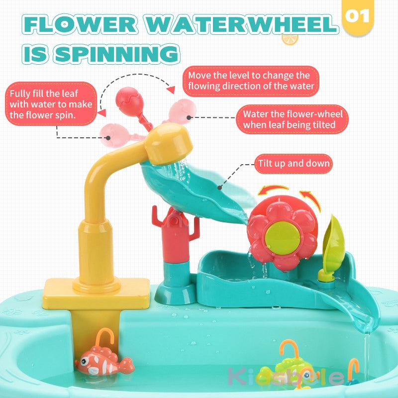 Kraan en bloemvormig wateronderdeel van de blauwe speelgootsteen