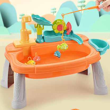 Visspel met hengel in het watergedeelte van een oranje speelgootsteen