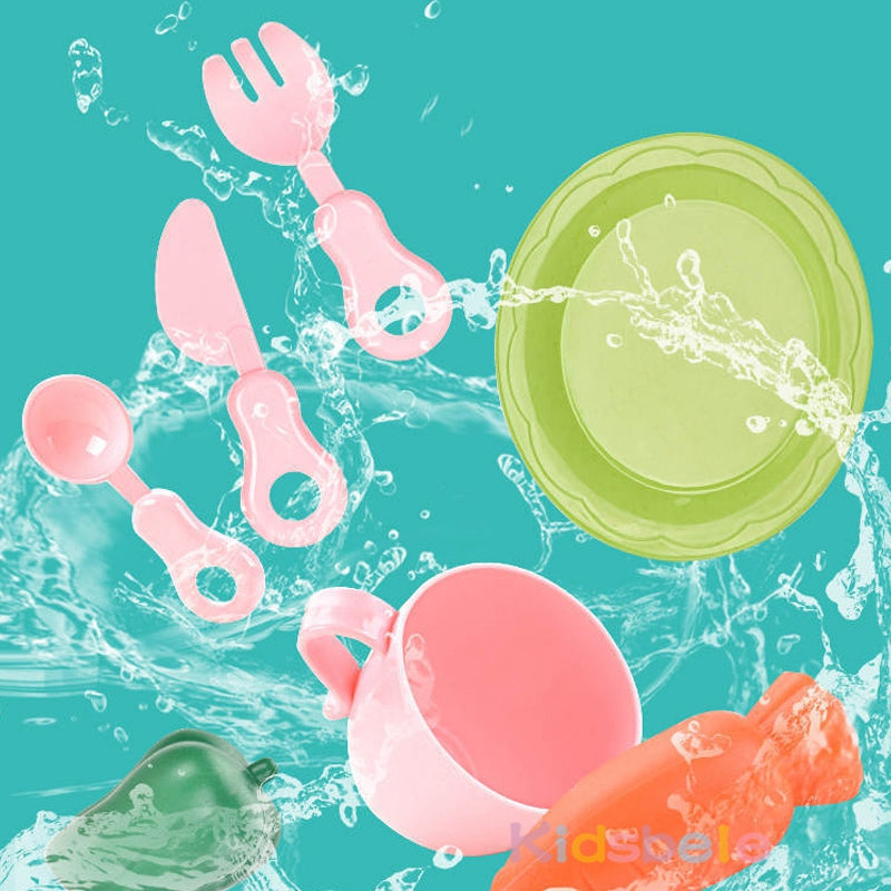 Speelgoedservies en speelvoedsel bij de speelgootsteen met waterspatten