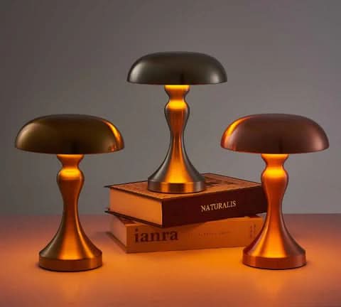 Verlichte Stella tafellampen met gebogen voet in goud, zilver en roségoud