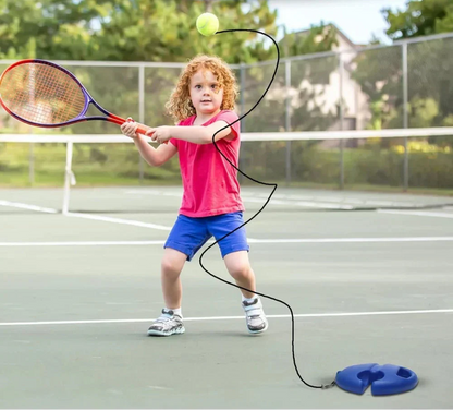 Kind oefent tennis met een bal aan een koord en een blauwe basis