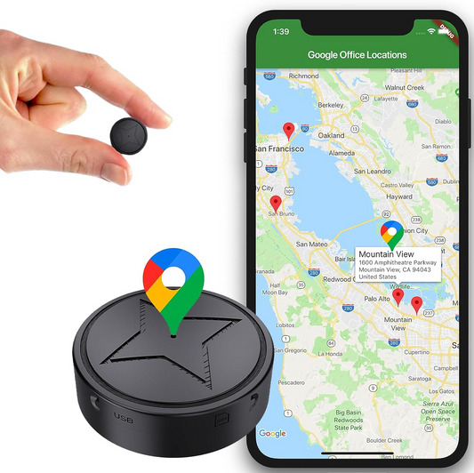 TrackDot compacte locatietracker – ronde zwarte tracker naast een telefoon met kaartweergave