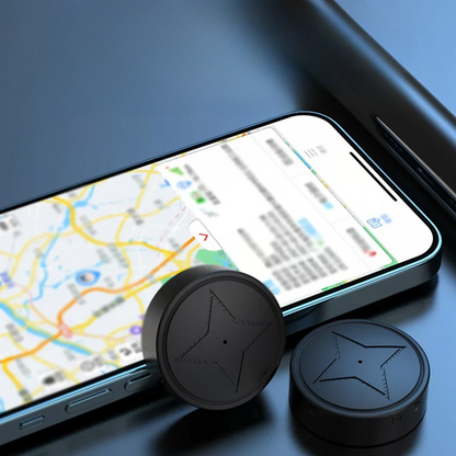 Twee zwarte trackers naast een telefoon met kaartweergave
