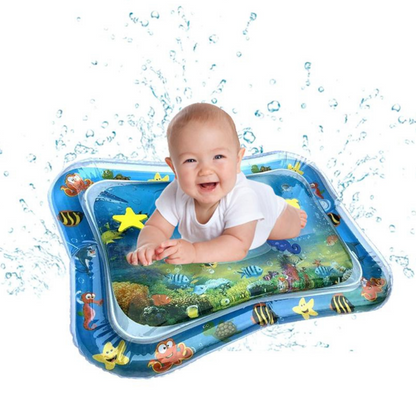 Baby op een blauwe waterspeelmat met kleurrijke zeediertjes