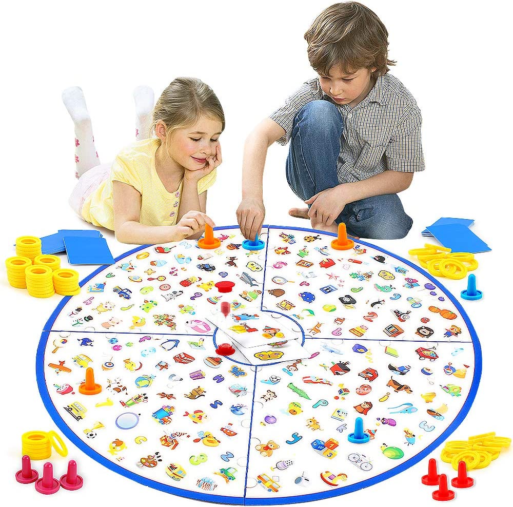 Kinderen zoeken afbeeldingen op een rond zoekspelbord met gekleurde markeringen