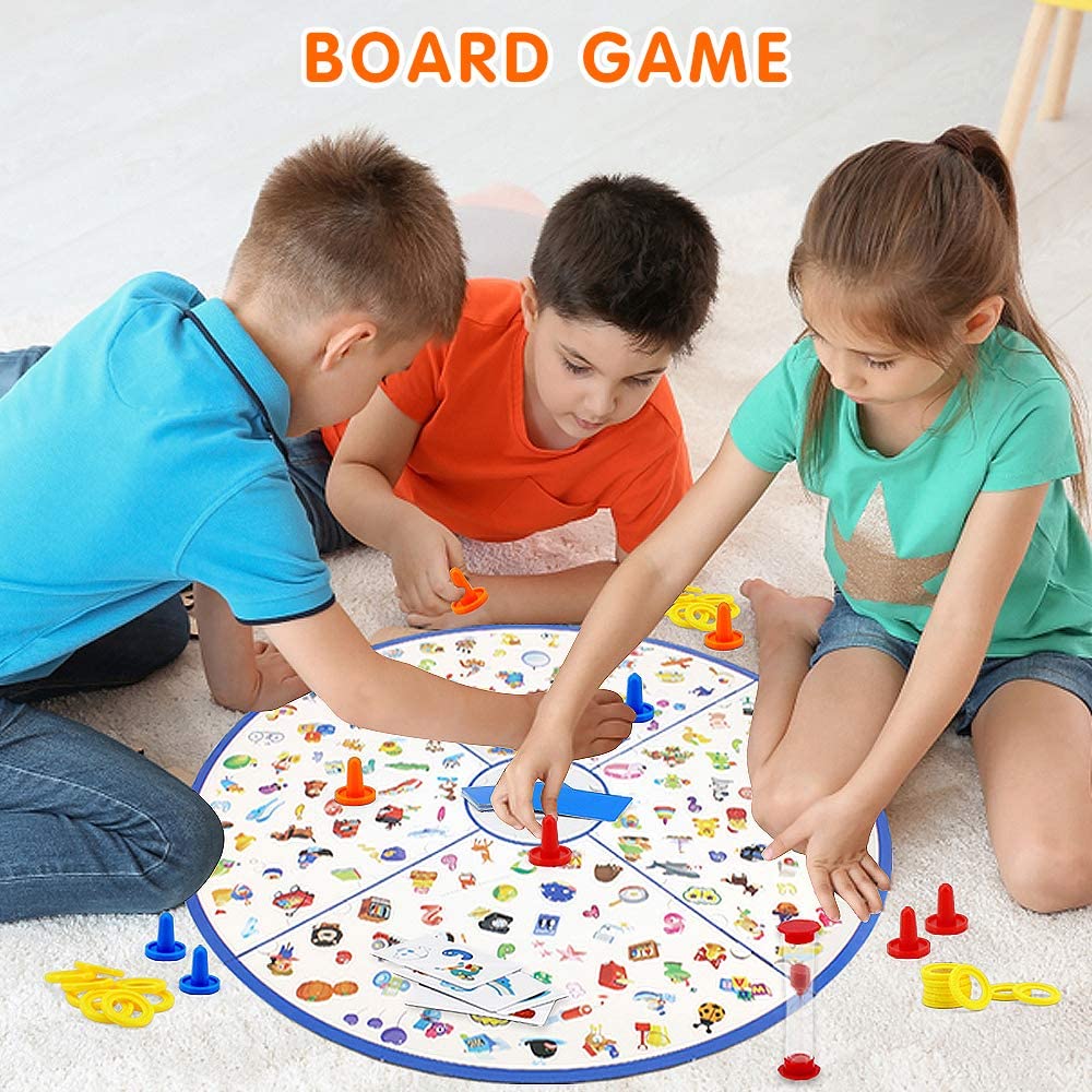 Kinderen spelen samen rond een zoekspelbord met zandloper
